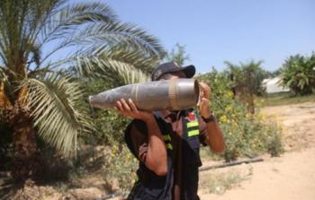 شرطي بغزة يتلف قذيفة اسرائيلية