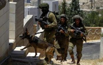 الجيش الاسرائيلي يداهم أحد المنازل
