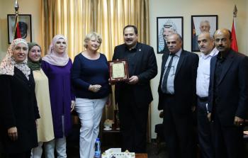 الوزير صبري صيدم يكرم ملحقة اللغة الفرنسية بمناسبة انتهاء مهامها في فلسطين
