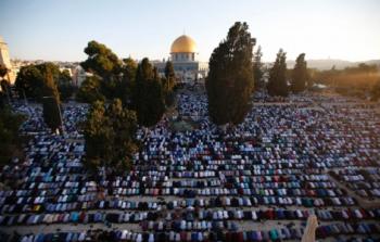 مصلون فلسطينيون يؤدون صلاة العيد بالاقصى