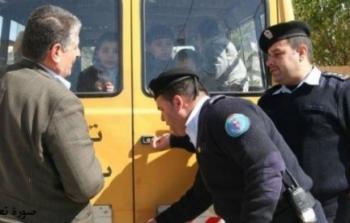 الشرطة تضبط حافلة نقل طلاب بحمولة زائدة 