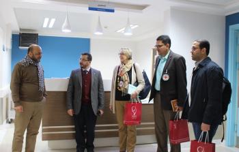 مستشفى حمد والصليب الأحمر بغزة يبحثان تطوير خدمة التأهيل والأطراف الصناعية
