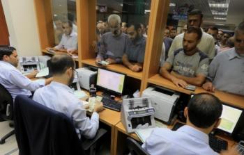 موظفو غزة يستلمون رواتبهم- أرشيفية