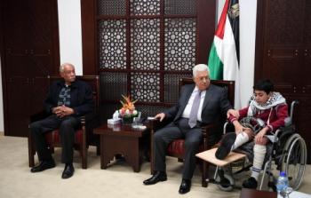 الرئيس عباس خلال لقاء وفد أهالي الشهداء والأسرى