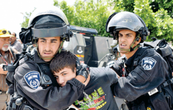 جنديان إسرائيليان يعتقلان طفل فلسطيني
