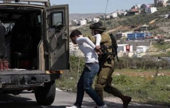 جندي إسرائيلي يعتقل طفلا برام الله