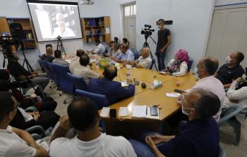 د.صائب عريقات خلال لقاء مع الصحفيين في بيت الصحافة بغزة