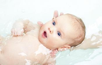 الاستحمام بالمياه الباردة لحديثي الولادة فوائد ومحاذير