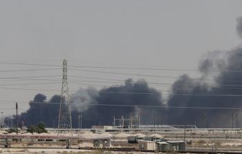 أعمدة الدخان تبعث من منشأة النفط في بقيق بالسعودية