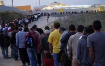 عمال فلسطينيون على الحواجز الإسرائيلية بانتظار المساح لهم بالدخول إلى مواقع عملهم