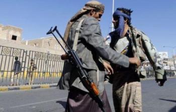 عنصر مسلح بجماعة الحوثي المتمردة يجري عملية تفتيش عند أحد الحواجز