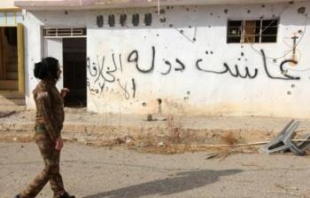 مقاتلة كردية في قرية محررة من داعش