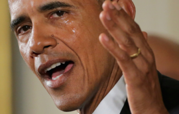 أوباما لم يستطع حبس دموعه خلال خطاب في البيت الأبيض