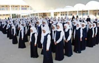 طالبات يرتدين الزي المدرسي الحكومي -توضيحية-