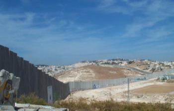جانب من الجدار الإسرائيلي العازل في بلدة أبو ديس شرقي القدس