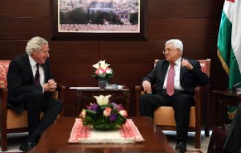 محمود عباس مع مبعوث المبادرة الفرنسية