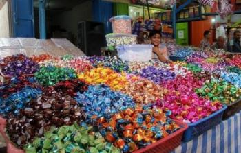 بائع شوكولاتة بأحد أسواق غزة -توضيحية-