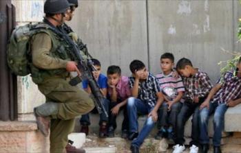 جنود الاحتلال الاسرائيلي يحتجزون أطفالا  فلسطينيين