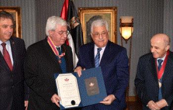 الرئيس عباس يمنح الروائي اللبناني الياس خوري وسام الثقافة والعلوم والفنون