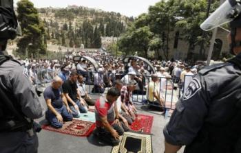 قوات إسرائيلية تحاصر المصلين بالحرم القدسي