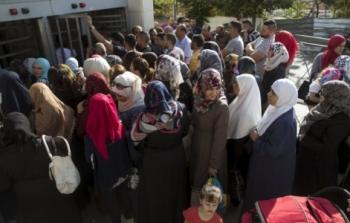 مواطنون فلسطينيون أمام وزارة الداخلية الاسرائيلية بالقدس