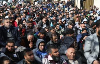 صلاة الجمعة أمام مقر الصليب الأحمر في غزة تضامنا مع الأسرى