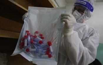طبيب يحمل عينات فيروس كورونا في غزة