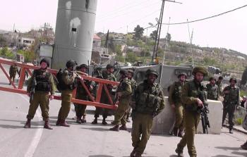 جنود الاحتلال الاسرائيلي ينصبون حواجز عسكرية