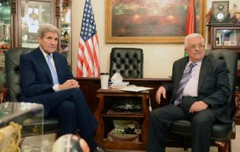 الرئيس عباس يجتمع مع جون كيري