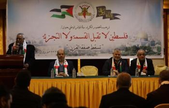 صالح ناصر عضو المكتب السياسي للجبهة الديمقراطية يتحد خلال مؤتمر وطني في غزة