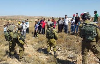 قوات الاحتلال تمنع المزارعين من حصاد عملهم في قرى جنوب نابلس