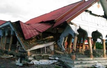 اثار الدمار الذى خلفه الزلزال