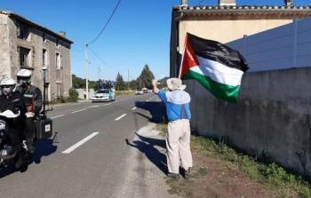 ناشط يرفع علم فلسطين خلال مشاركة فريق إسرائيلي في مسابقة سباق فرنسا للدراجات