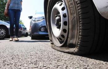 مجهولون يثقبون إطارات سيارات لفلسطينيين في مدينة الطيبة