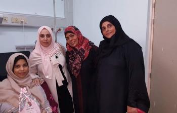 وفد من لجان العمل النسائي يزور المسعفة المصابة شروق أبو مسامح 