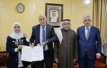 الرجوب يوقع ثلاث اتفاقيات مهمة في الكويت