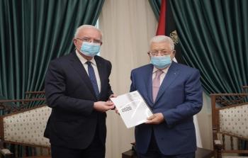 الرئيس محمود عباس يتسلم التقرير السنوي لوزارة الخارجية من الوزير رياض المالكي