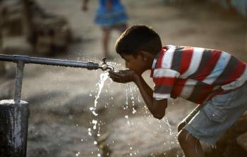 طفل يرتوي من المياه في غزة - ارشيف