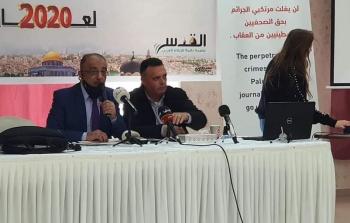 نقيب الصحفيين ناصر أبو بكر خلال مؤتمر صحفي اليوم