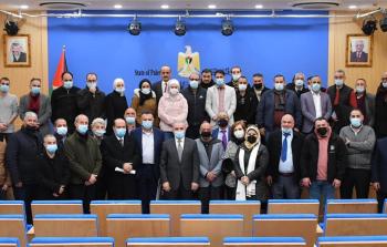 خلال لقاء رئيس الوزراء الفلسطيني مع نقابة الصحفيين ومدراء وسائل الإعلام