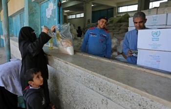 اللاجئون الفلسطينيون يعتمدون على المساعدات الغذائية المقدمة من الأونروا - أرشيف
