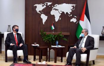 لقاء رئيس الوزراء اشتية مع القنصل البريطاني العام هول