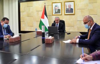 اشتية خلال لقائه بجيمس هينان عبر الزوم