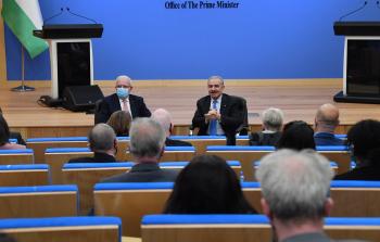 اشتية خلال لقاء سفيرا وقنصلا اجنبيا في فلسطين