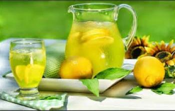 طبيب يحذر من إضافة عصير الليمون لمشروبات ساخنة
