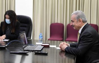 خلال محادثة محمد اشتية مع المبعوث النرويجي الجديد الخاص لعملية السلام في الشرق الأوسط جون هانسين باور