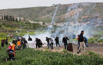 قوات الاحتلال تهاجم مشاركين ضد الاستيطان جنوب الخليل