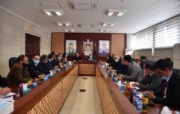 رئيس الوزراء محمد اشتية، خلال افتتاحه مستشفى الهلال الأحمر المخصص لعلاج مرضى كورونا