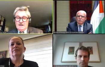 رياض المالكي خلال لقائه الممثل النرويجي لعملية السلام في الشرق الأوسط السفير جون هنسن