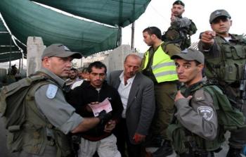 قوات الاحتلال اعتادت مضايقة العمال الفلسطينيين - أرشيف